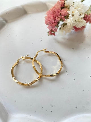 Floral Pattern Wavy Hoop Earrings | 18K Yellow Gold