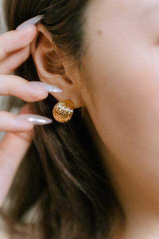 Textured Grain 18K Gold Dome Stud Earrings ge40@